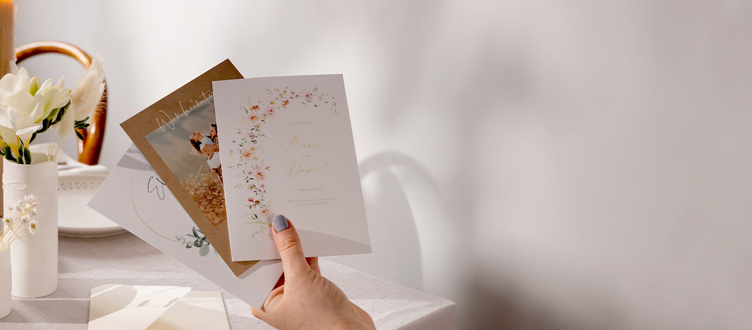 Drei Hochzeitseinladungen in verschiedenen Designs