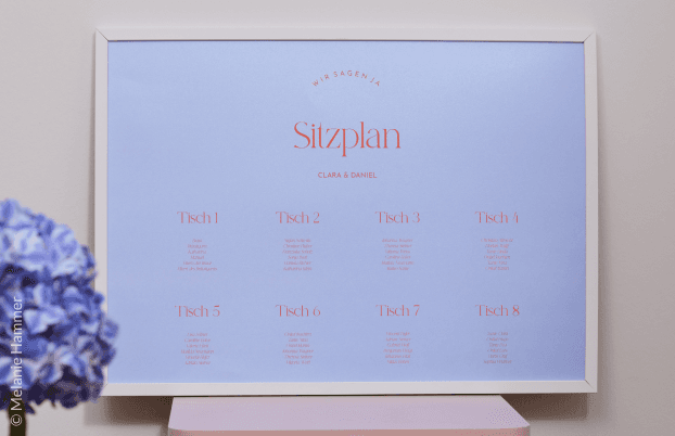 Ein Sitzplan an der Wand im Hochzeits-Design