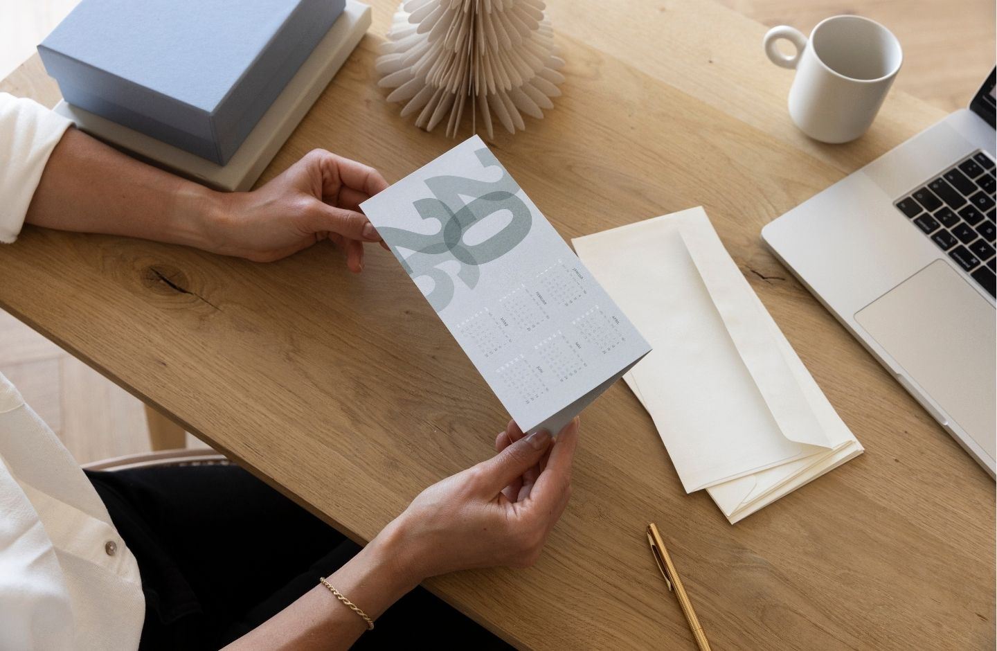 Edle Weihnachtskarte auf Holztisch