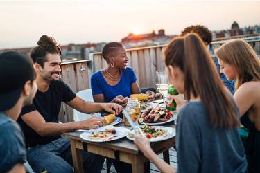 Freunde grillen auf Terrasse