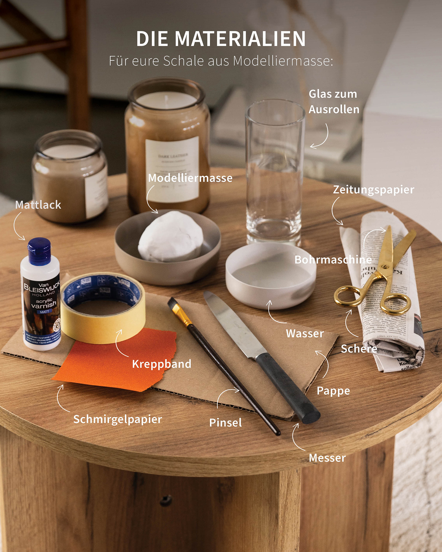Alle Materialien für deine selbst gemachte Steingutschale, angeordnet auf einem Holztisch aus Modelliermasse.