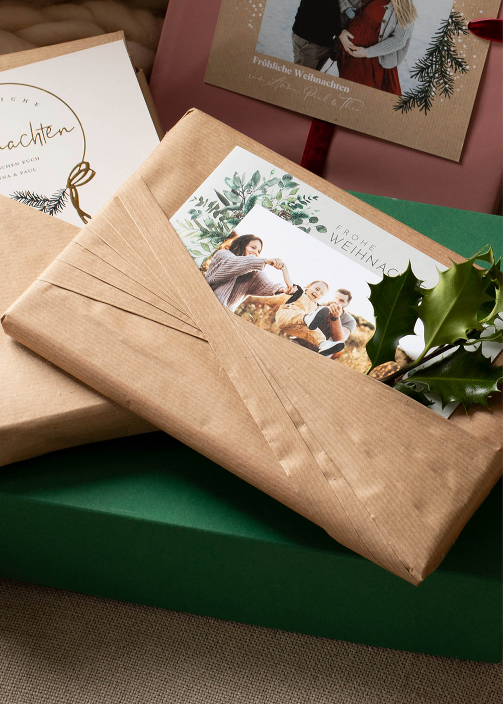 Verpacktes Geschenk gefaltet als Fächer verziert mit einer Weihnachtskarte. Geschenkverpackung basteln.