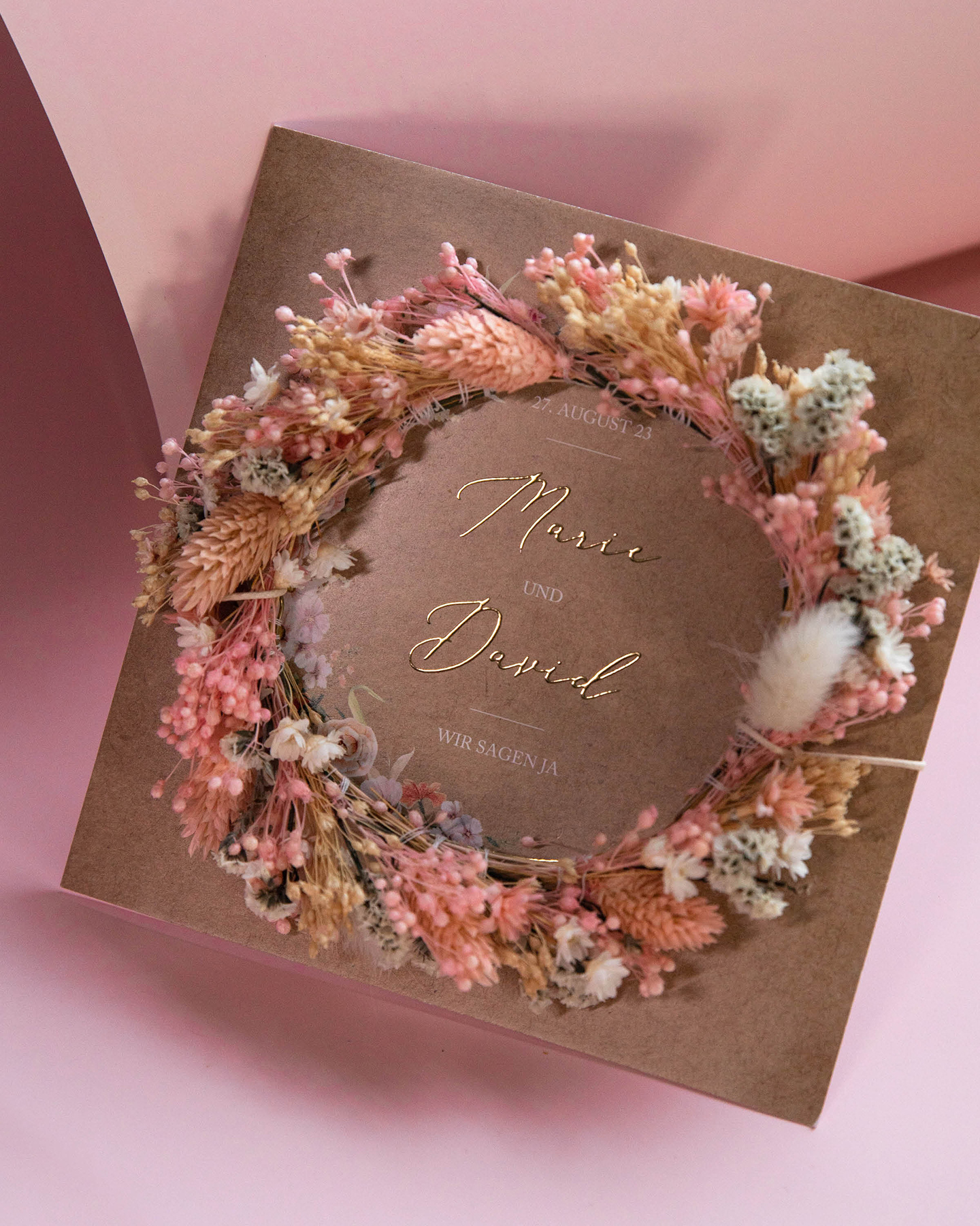DIY Hochzeitseinladung mit selbst gemachtem Trockenblumenkranz in rosa