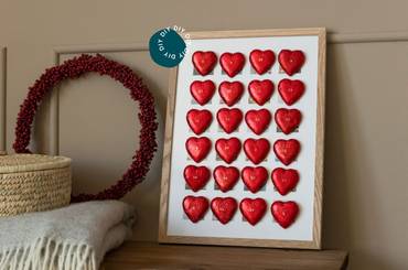 Adventskalender mit Poster und roten Schokoherzen selber basteln