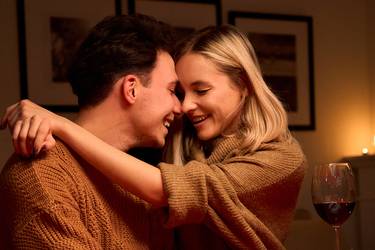 Verliebtes Paar feiert Valentinstag
