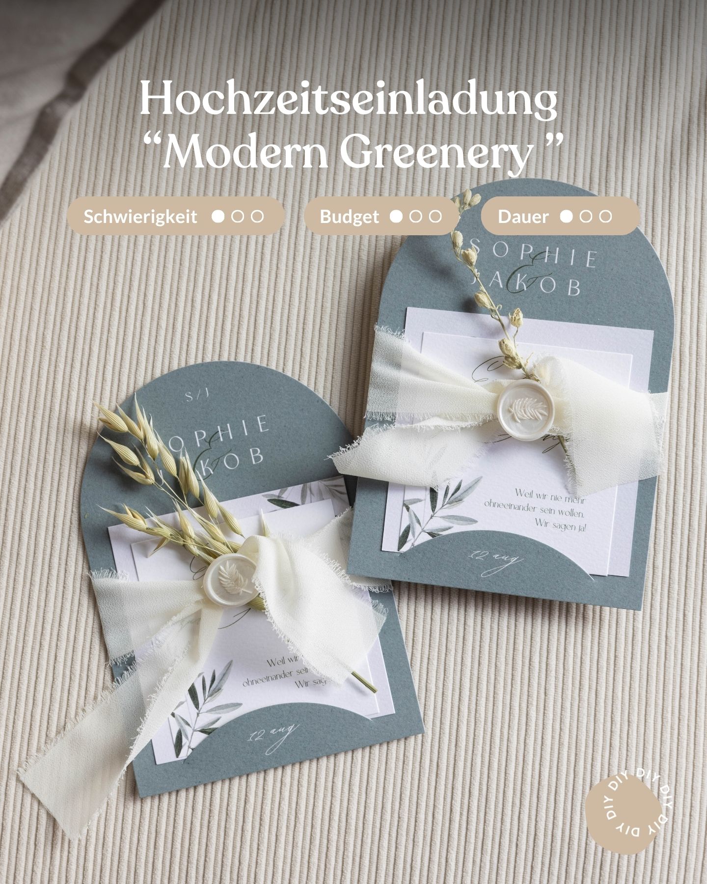 Zwei halbrunde Kartensets mit Seidenband. Wachssiegel und Trockenblumen auf beigefarbenem Cord dekoriert