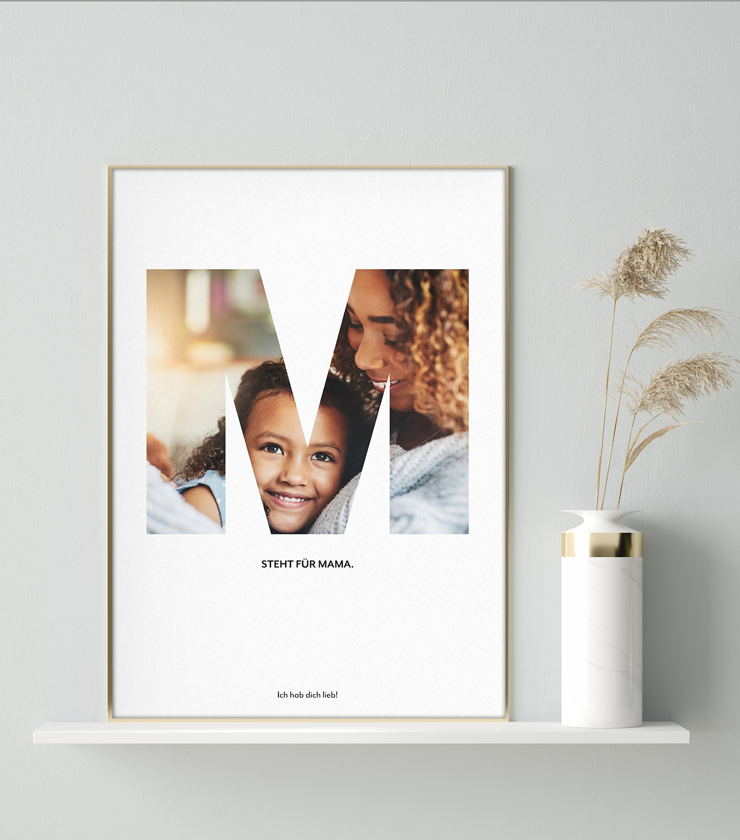Gerahmte Poster steht auf weißem Regal als Geschenkidee zum Muttertag.