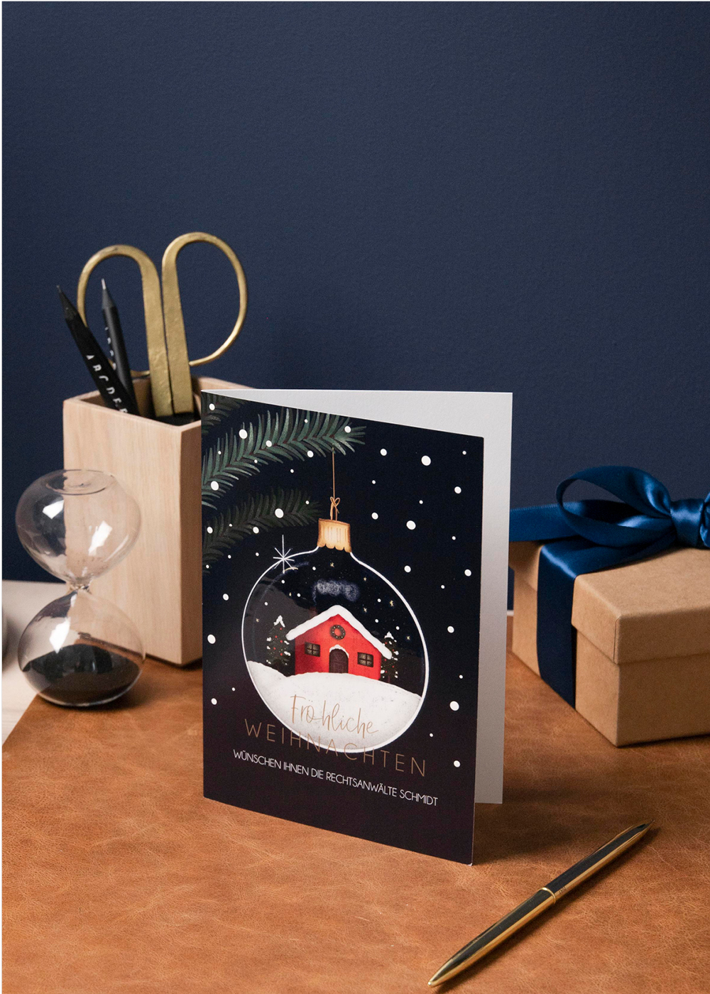 Edle Weihnachtskarte auf Holztisch