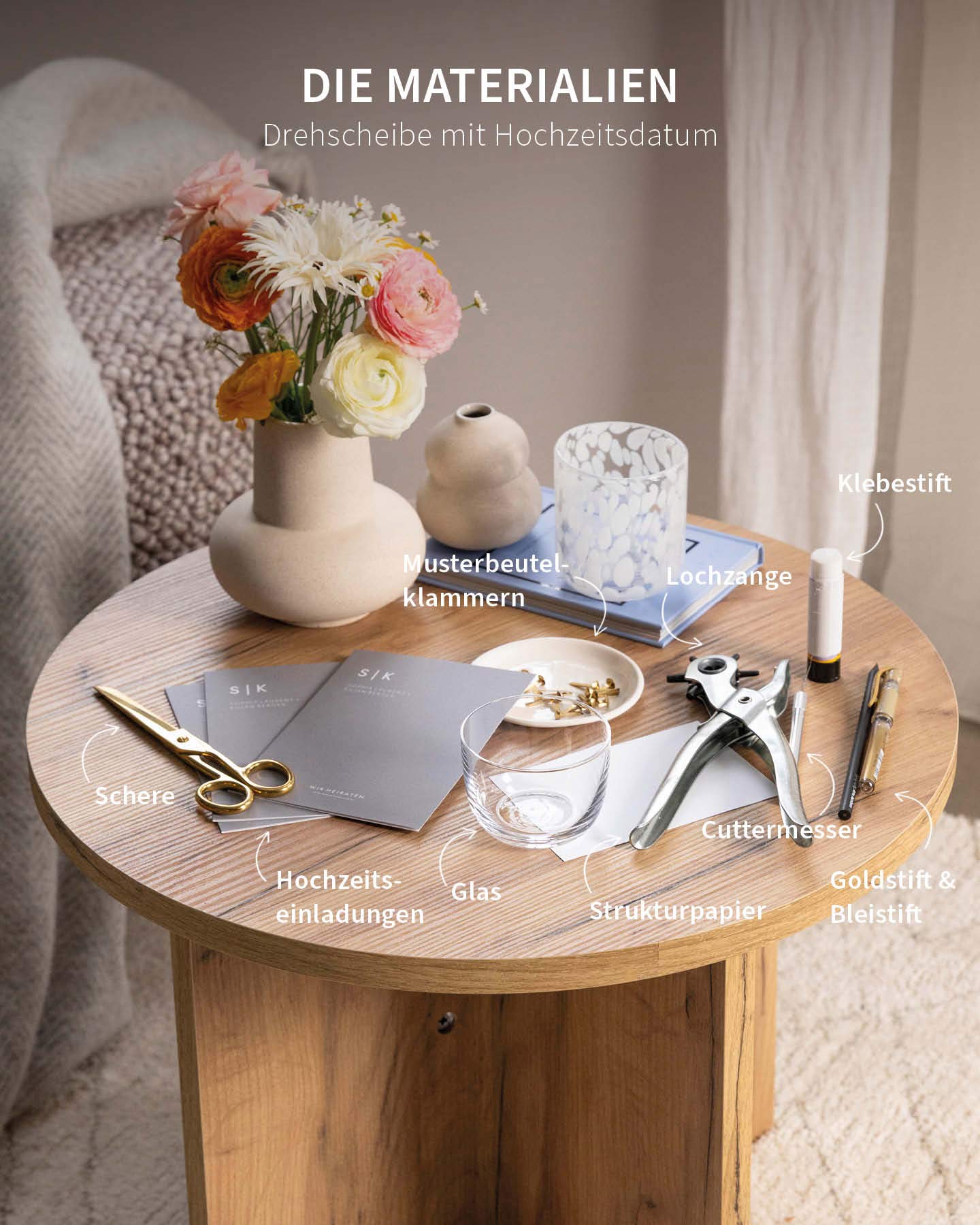 Materialien für das Hochzeitseinladungen DIY mit Drehscheibe liegen auf einem Tisch bereit