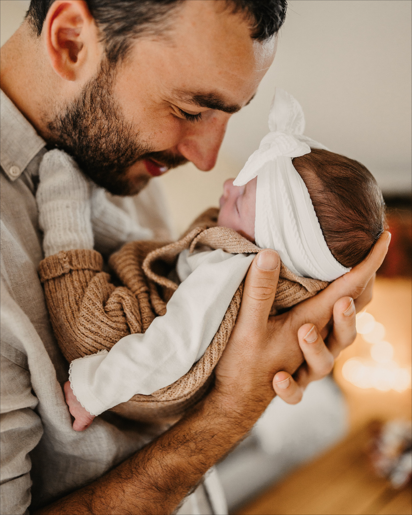 Vater hält zärtlich seine Tochter auf dem Arm