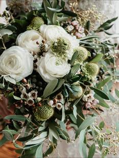 Locker gebundener Brautstrauß in Weiß und Grün