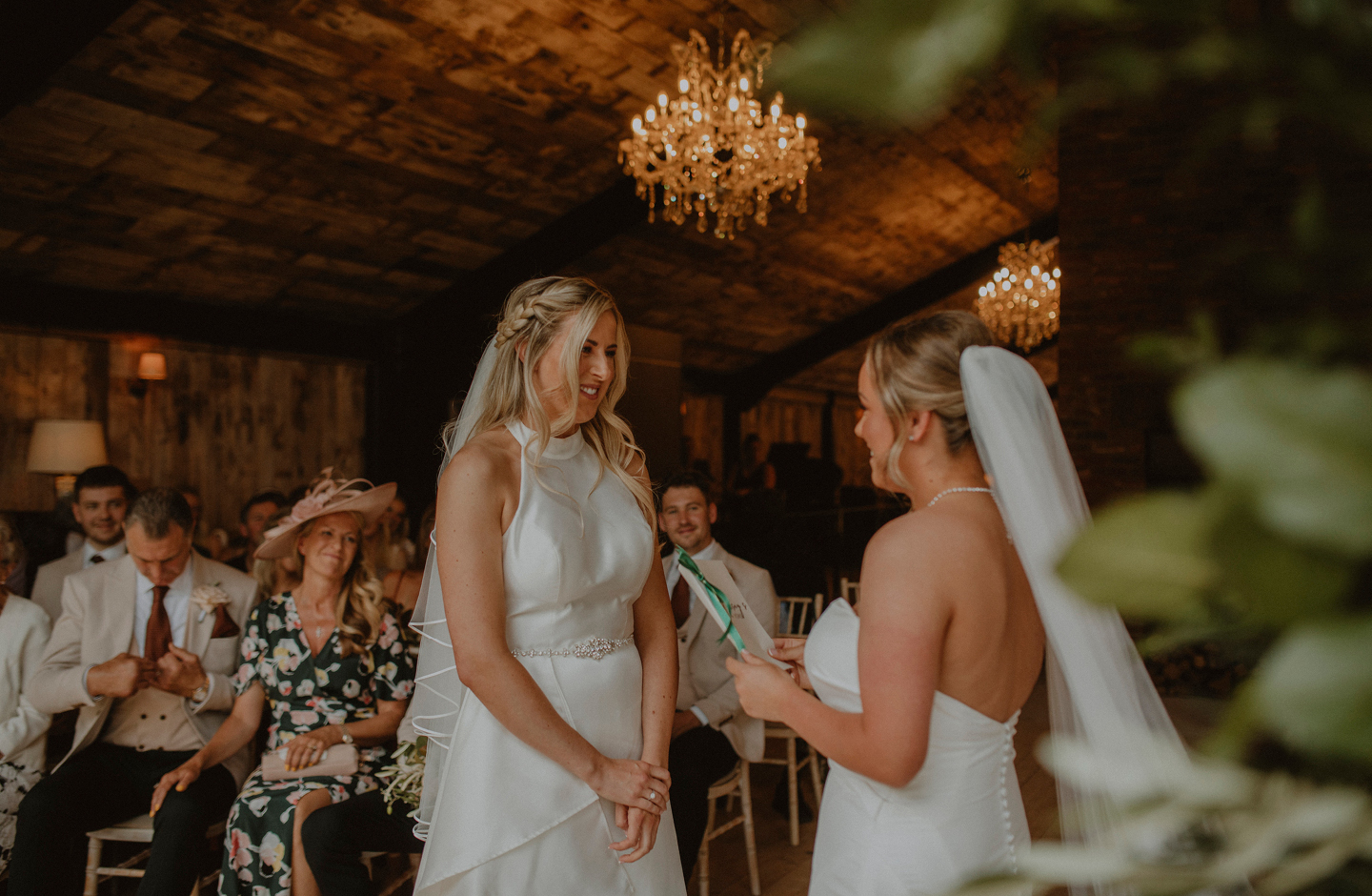 Zwei Frauen mit Schleiern und weißen Brautkleidern feiern ihre LGBTQI+ Hochzeit