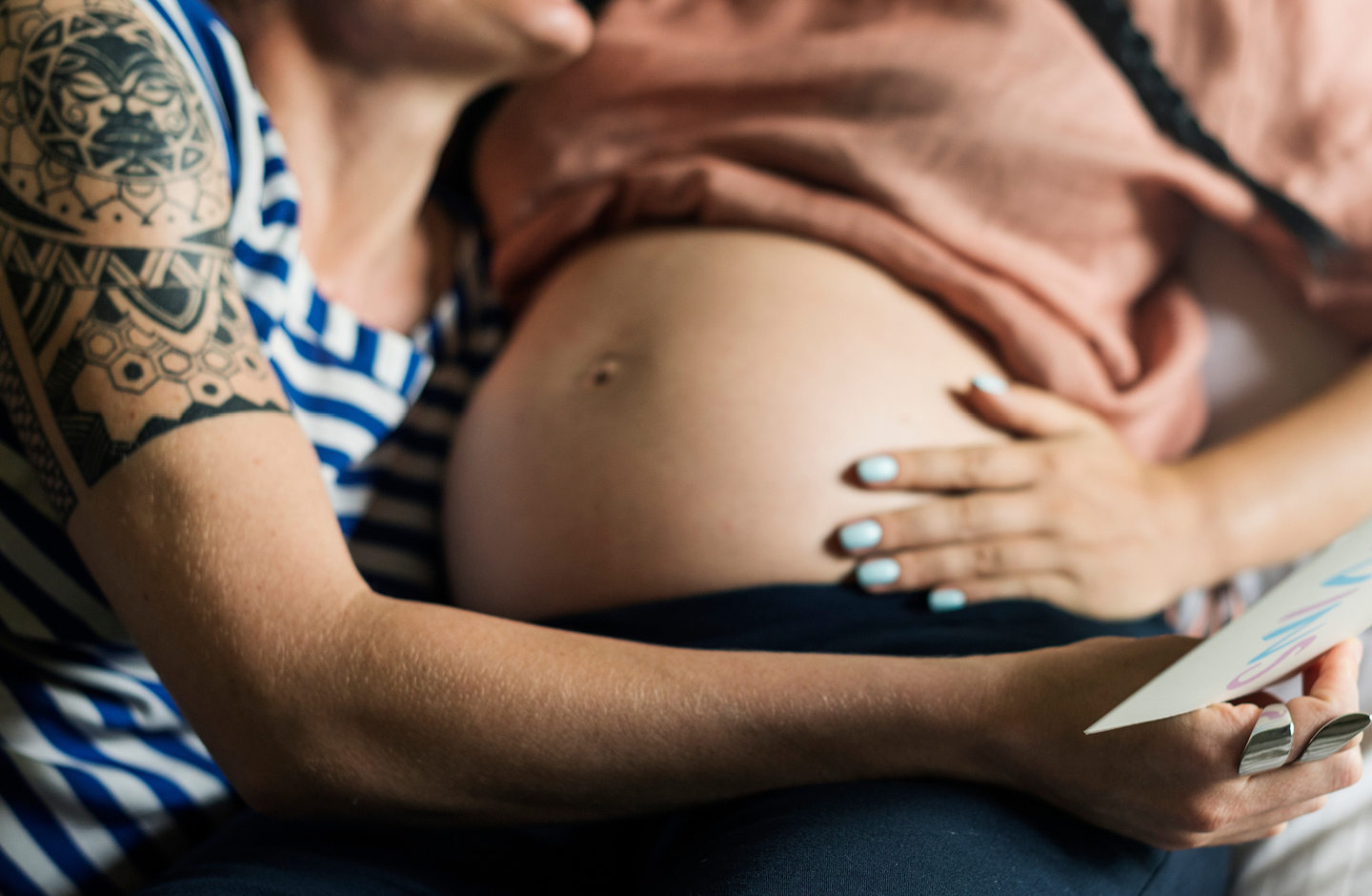 Fakten zur Schwangerschaft: Babybauch wird liebevoll von den werdenden Eltern gestreichelt.