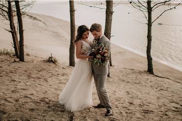 Hochzeitspaar im Wald
