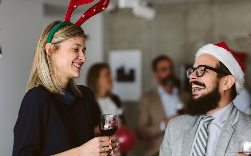 Mann und Frau auf Weihnachtsfeier