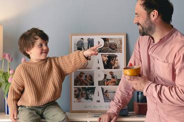 Vater mit seinem kleinen Sohn und Vatertagsgeschenk, einer gerahmten Collage