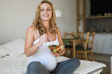 Schwangere isst Salat