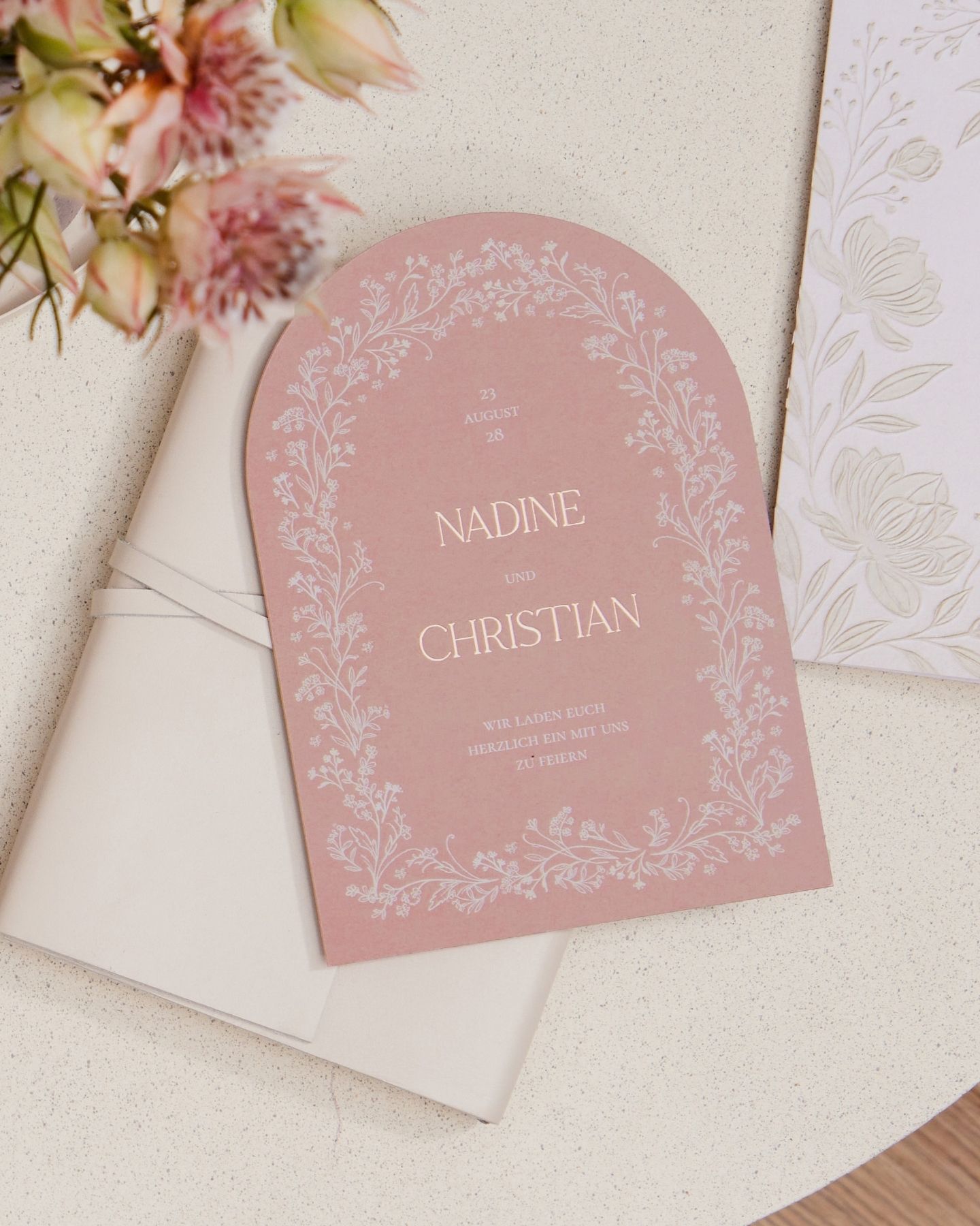 Hochzeitseinladungskarte halbrund in der Farbe Marsala mit Goldfolienveredelung