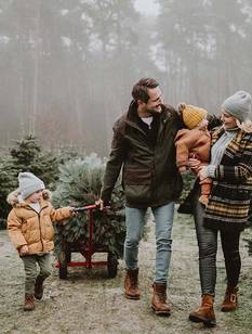Familie beim Weihnachtsbaumkauf