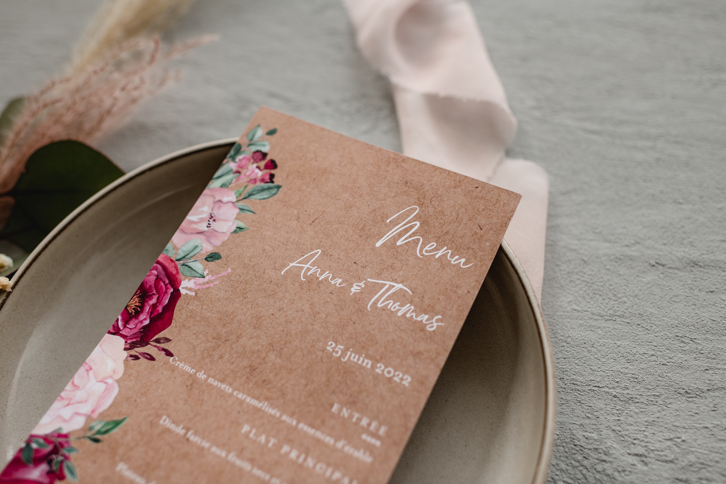 Hochzeitspapeterie für den Tisch in floralem Design