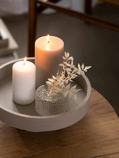 DIY Dekotablett aus Teller und Schale dekoriert mit Kerzen und einer kleinen Vase.
