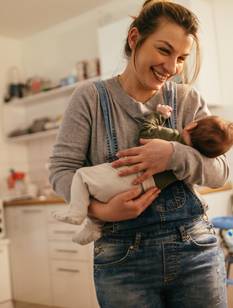 Mama, Papa und Baby sind in der Küche.