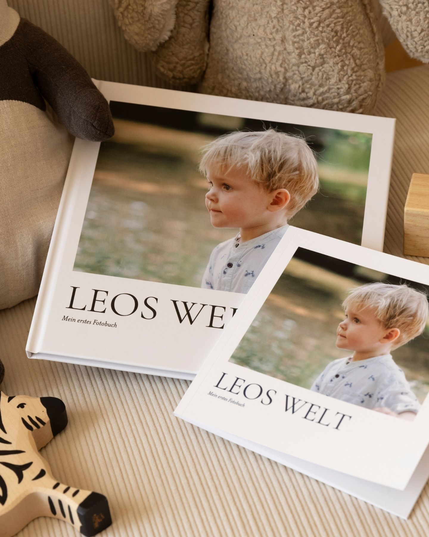 Fotobuch mit dem Titel Leos Welt. Foto eines kleinen Jungen auf dem Cover des Fotobuchs. Quadratisches Softcover Fotobuch im Format 15 x 15 cm, und hardcover Fotobuch im Format 20 x 20.