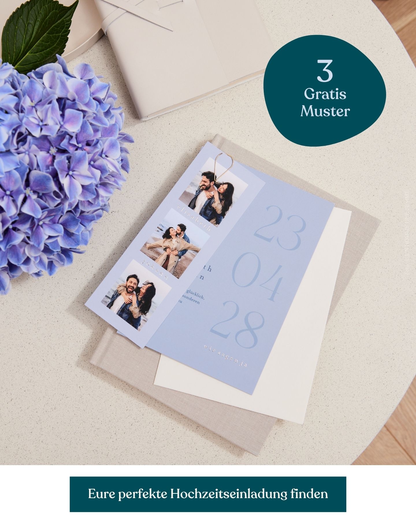 Hochzeitspapeterie auf gedeckter Tafel