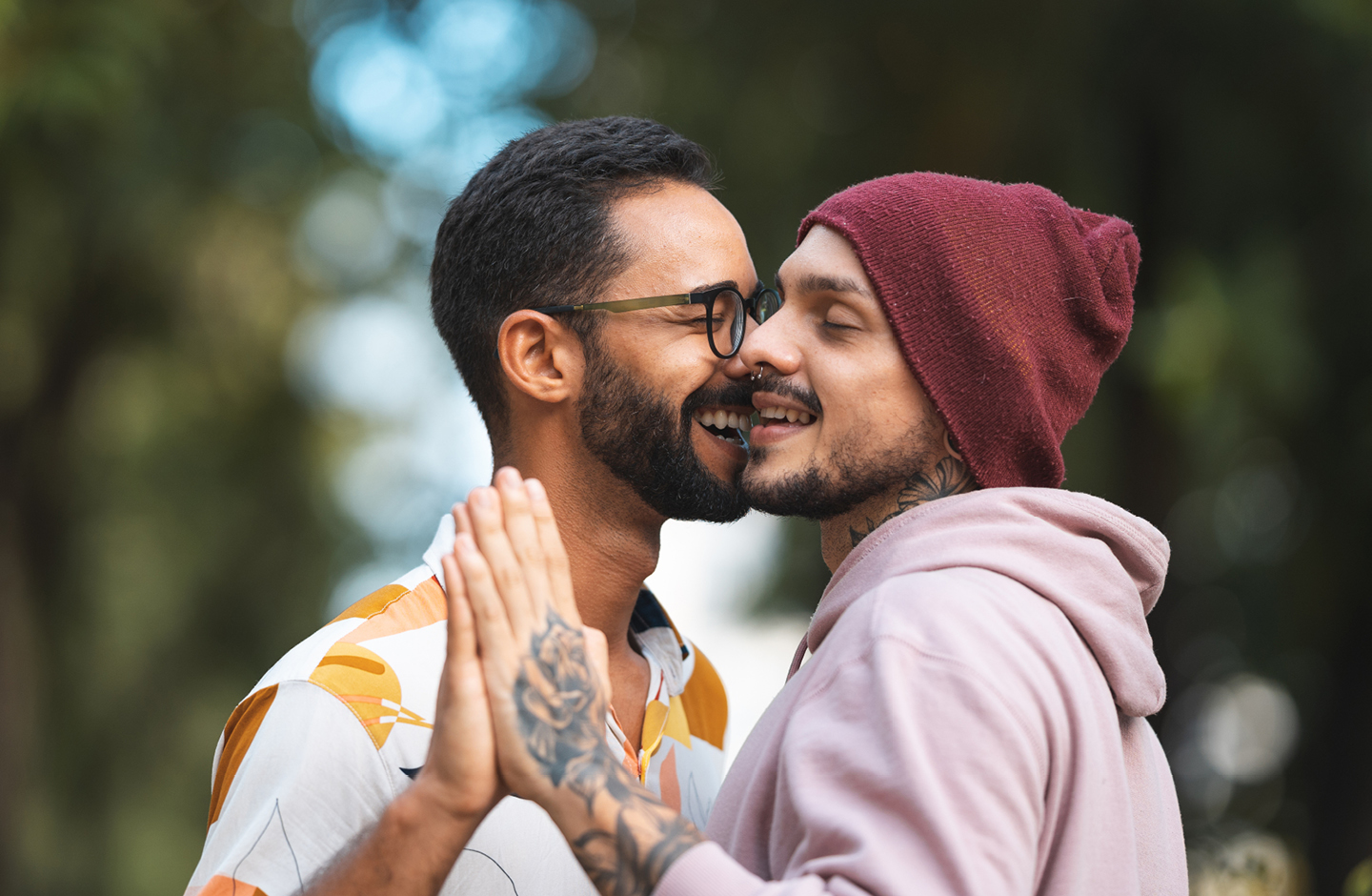 Schwules Pärchen feiert Valentinstag