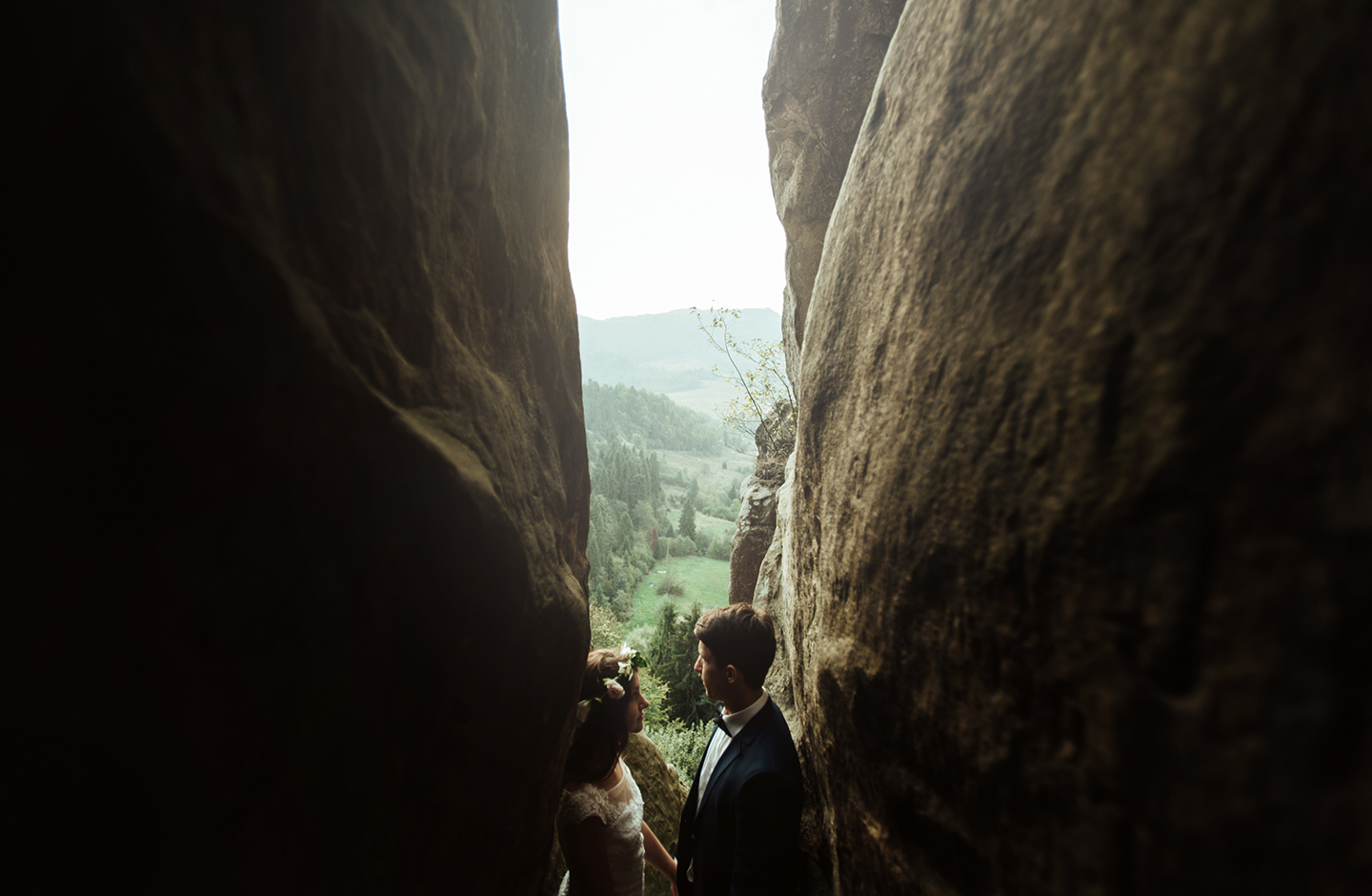 Hochzeitstrend 2021: Hochzeitspaar steht auf einem Berg und feiert das Elopement.