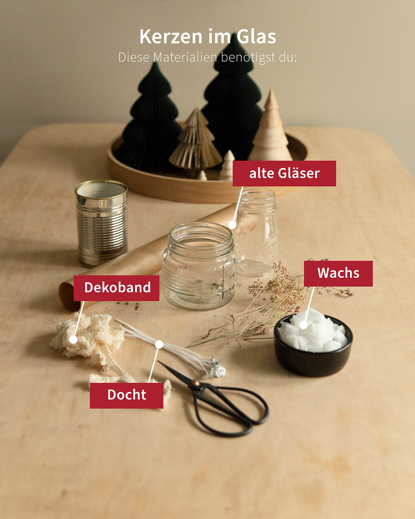 Geschenkidee Weihnachten: Alle Materialien die für die selbst gemachten Upcycling Kerzen im Glas benötigt werden liegen ausgebreitet auf dem Tisch.