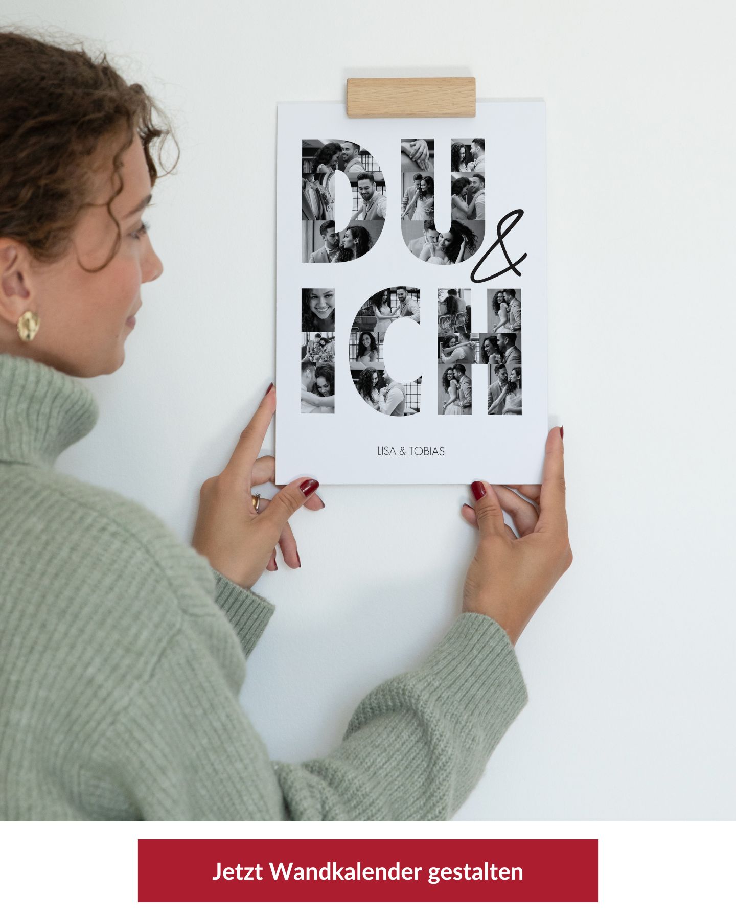 Frau hängt ihren Fotokalender für die Wand auf