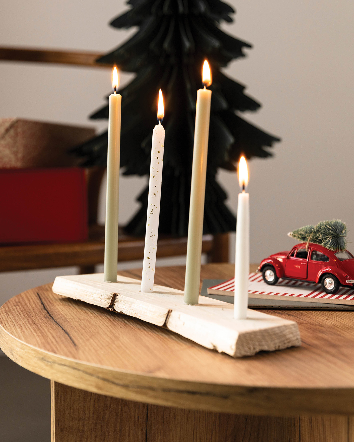 Candle Board als Adventskranz. Board bestückt mit vier Kerzen und weihnachtlich dekoriert.