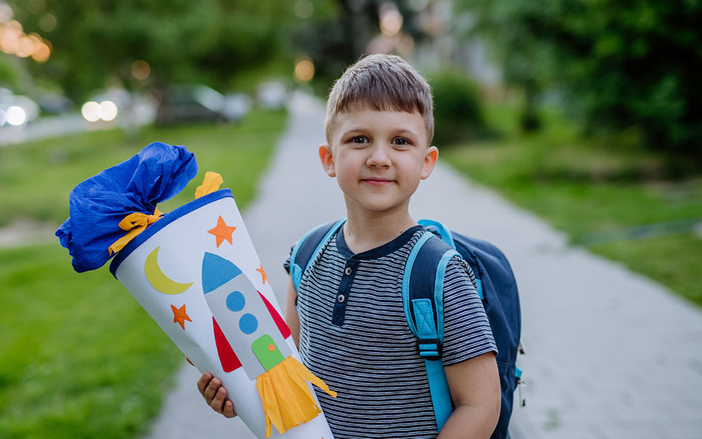 Junge hält Schultüte in der Hand