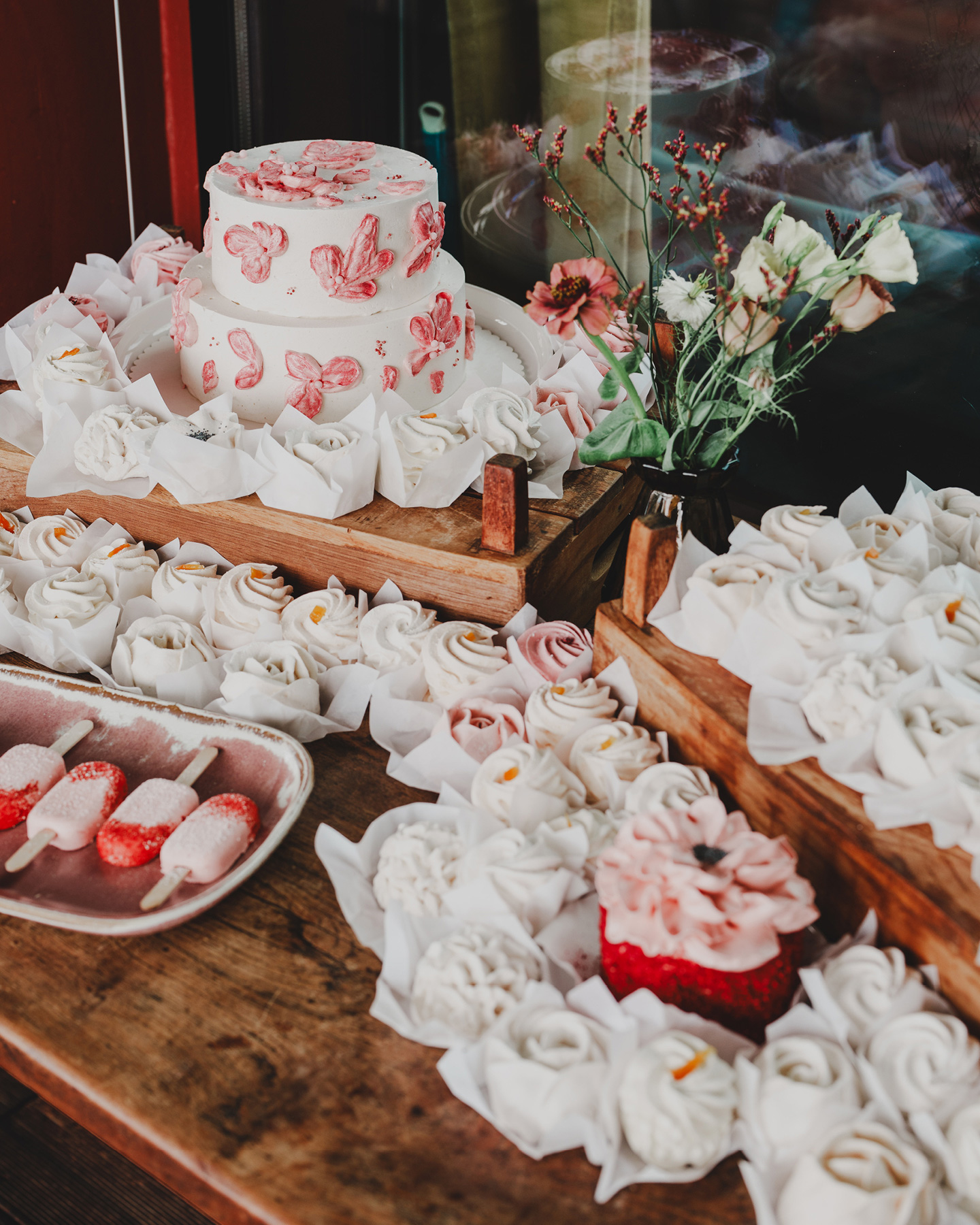 Schön dekorierter Sweet Table mit Hochzeitstorte