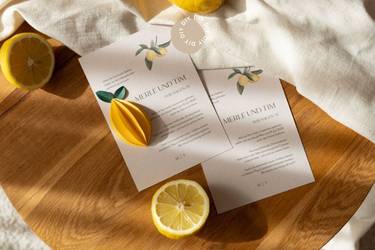 Hochzeitseinladungen mit Zitronenmotiv und Pop-up in Form einer Zitrone auf einem Tisch, mit Zitronen dekoriert