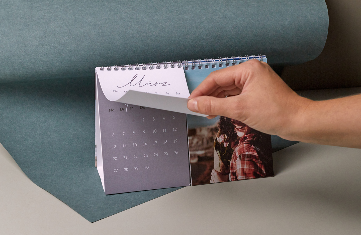 Flexibler Tischkalender mit Fotos aus dem Jahr.