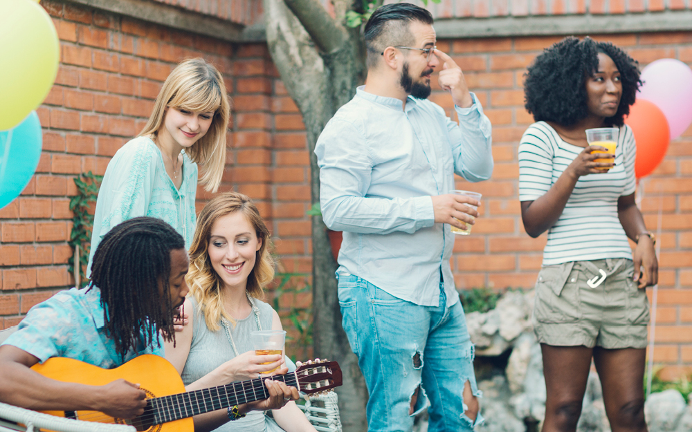 Freunde hören auf einer Grillparty Musik