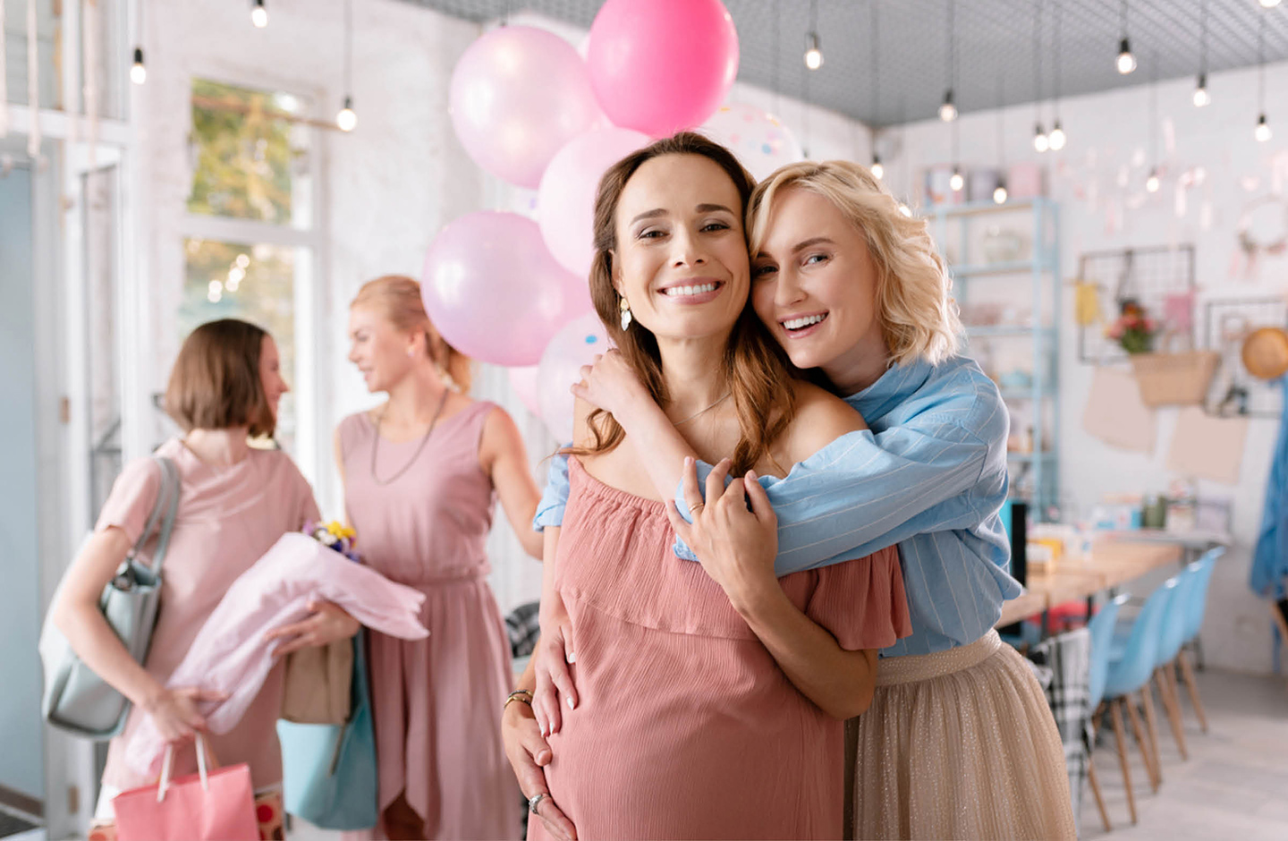 Freundinnen überraschen ihre schwangere Freundin mit einer Baby-Shower-Party in einem Restaurant