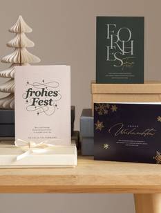Tisch mit Weihnachtsgeschenken.