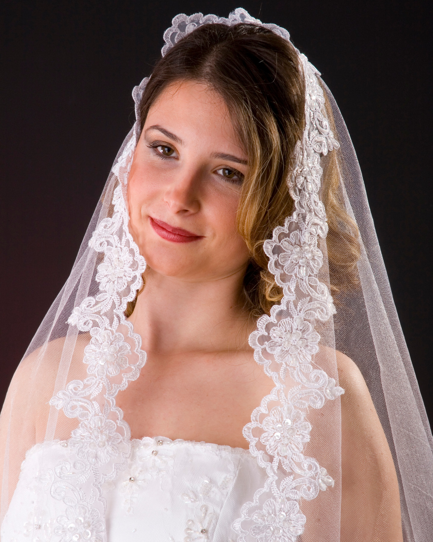 Braut mit Mantilla-Brautschleier