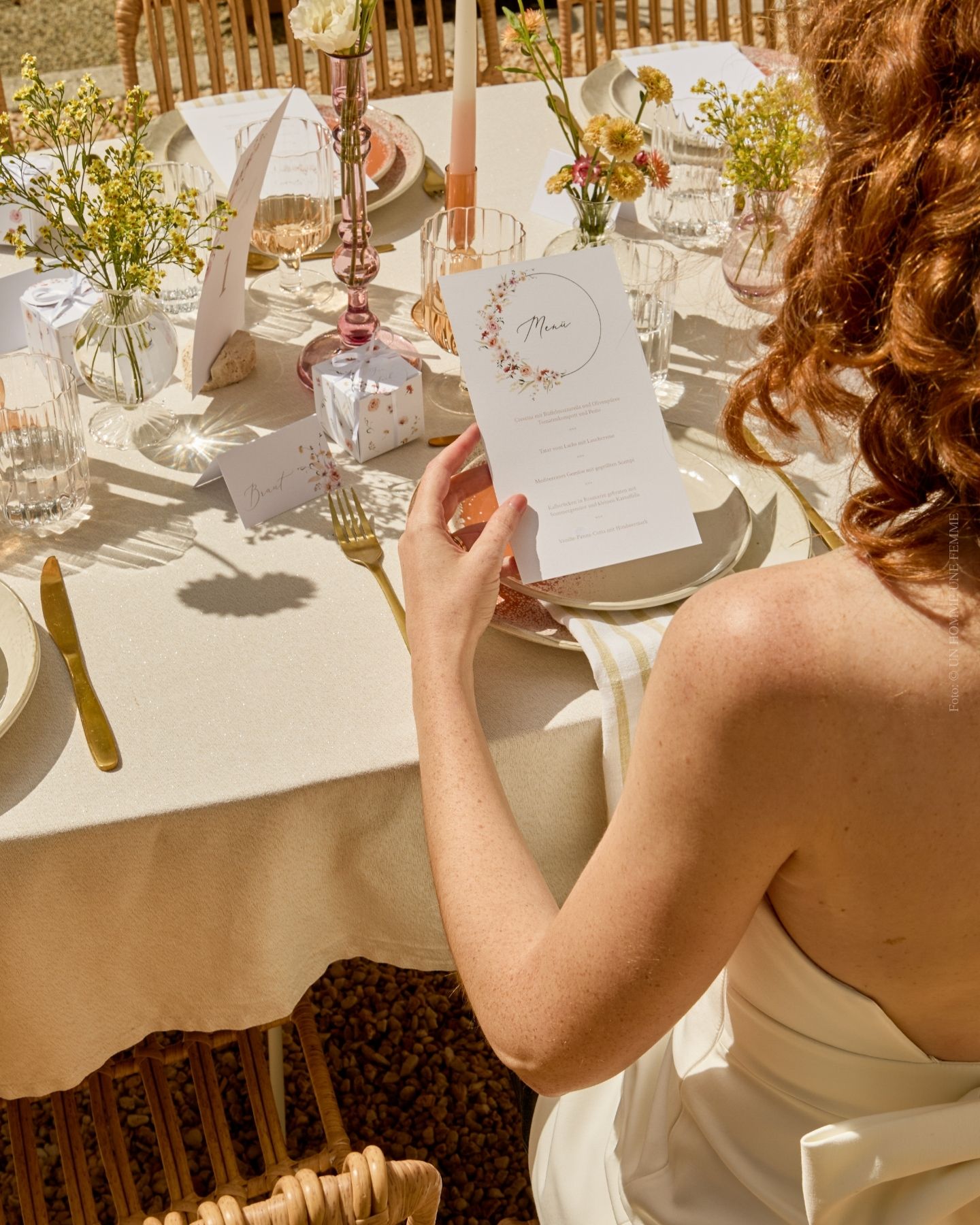 Die Hochzeitseinladung im Design Gold and Green macht ihrem Namen alle Ehre: Die goldene Veredelung umrahmt die handgezeichneten grünen Blätter.