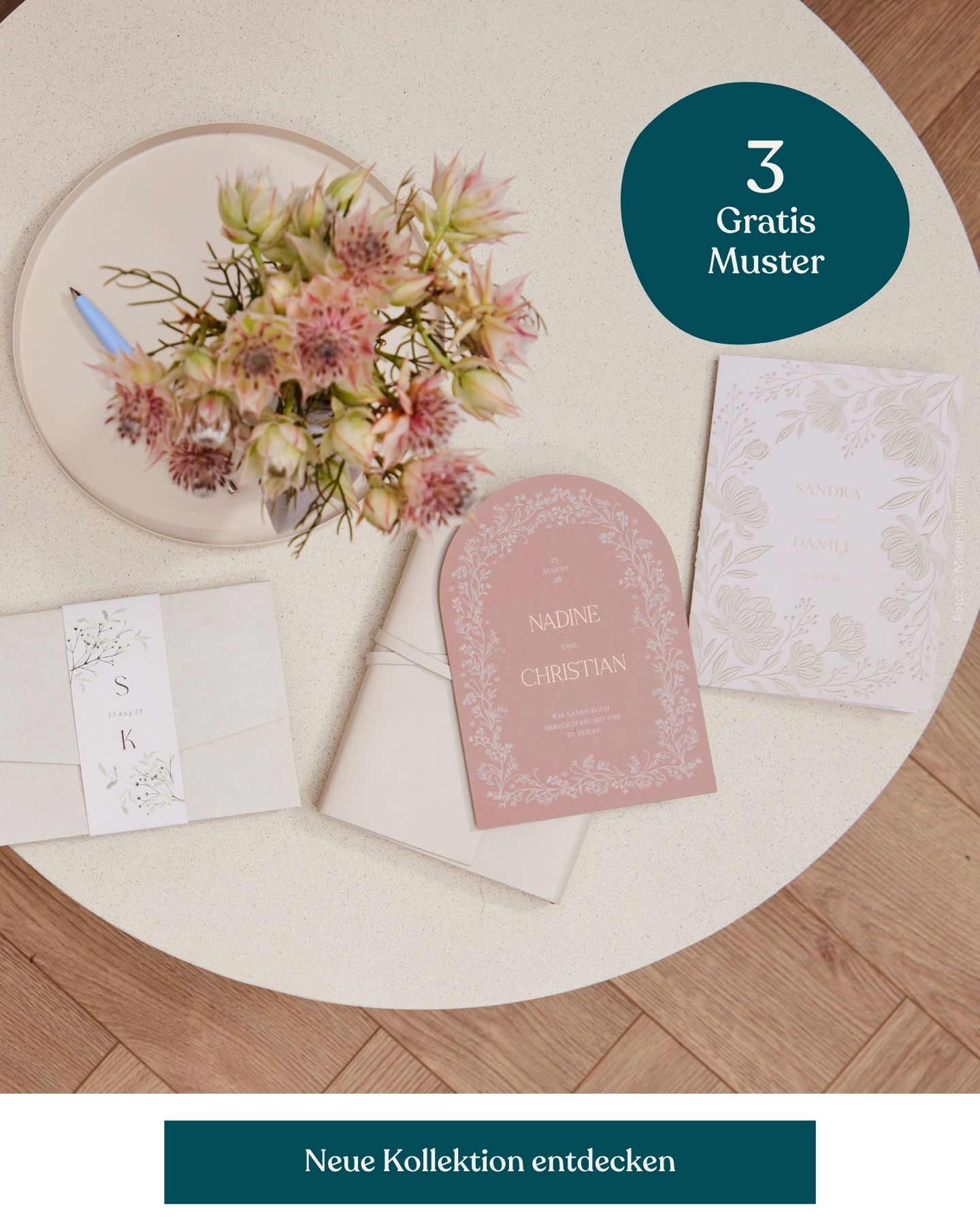 Hochzeitseinladungen mit Blumenstrauß auf rundem Tisch