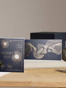 Weihnachtskarten mit Folienveredelung auf einem Schreibtisch