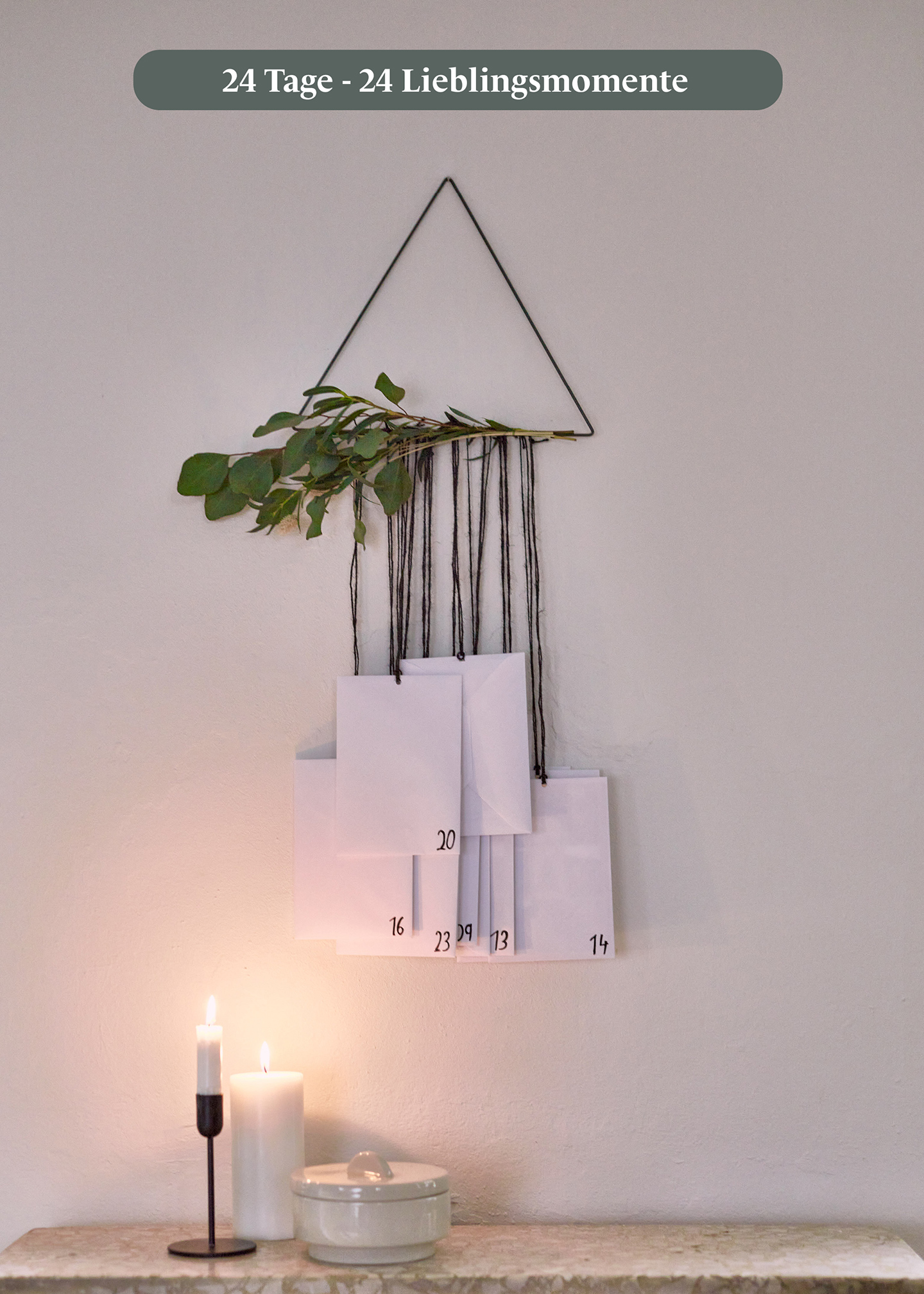 Adventskalender selber basteln: Dreieck mit Zweigen hängt an der Wand und Umschläge für jeden Tag enthalten ein Foto.