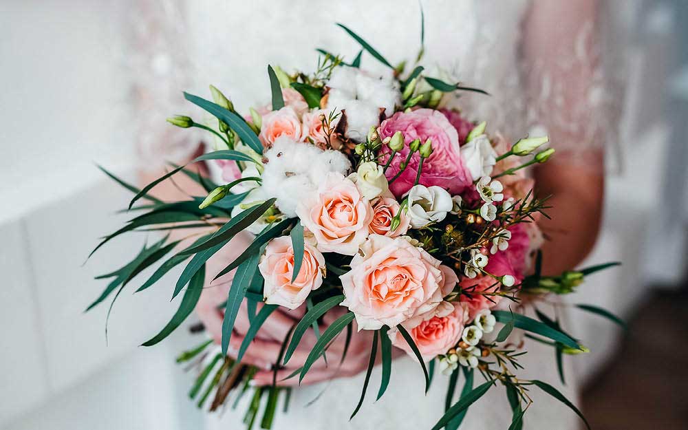 Brautstrauß aus rosa Rosen, Baumwolle und pinken Pfingstrosen