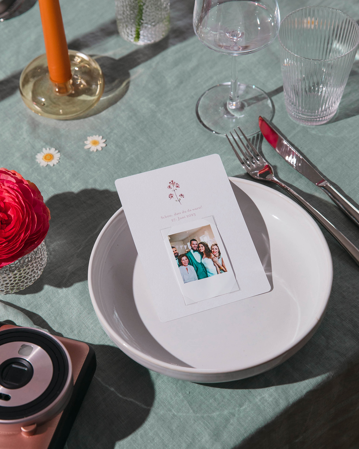 Erinnerungsfoto von der Hochzeit als Gastgeschenk auf dem Teller dekoriert. 