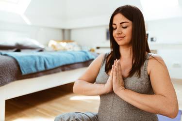 Frau betreibt Schwangerschaftsyoga