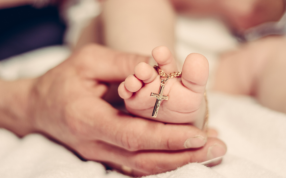 Babyfuß mit Goldkettchen