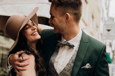 Glücklich lachendes Hochzeitspaar